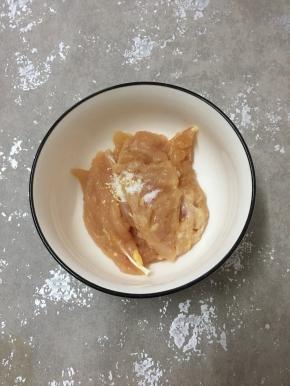 调入盐和鸡精。