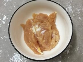 调入盐和鸡精。