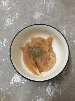 加入黑胡椒粉。