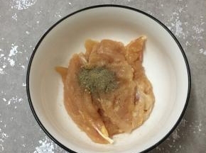 加入黑胡椒粉。