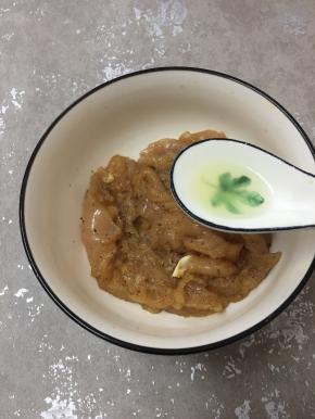 用手抓拌均匀后倒入一勺食用油，再稍微抓匀，裹上保鲜膜放入冰箱冷藏半小时入味。