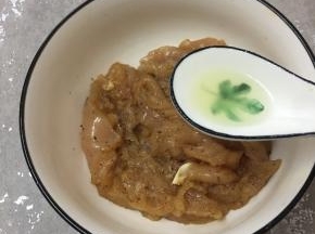 用手抓拌均匀后倒入一勺食用油，再稍微抓匀，裹上保鲜膜放入冰箱冷藏半小时入味。