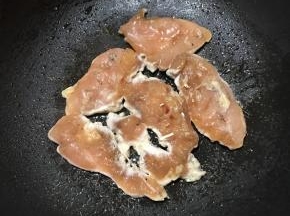 锅里倒入少许油，大火加热，放入腌好的鸡胸肉，中火煎至金黄色。