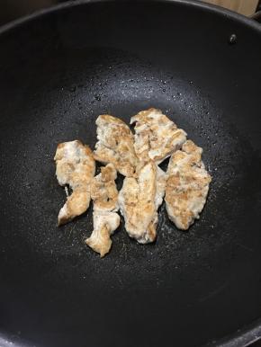 翻面，同样中火煎至表面呈金黄色。