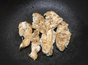 翻面，同样中火煎至表面呈金黄色。