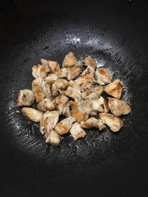 用剪刀剪小块，再用小火慢慢的煎。