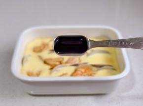 淋上酱汁，滴芝麻油。