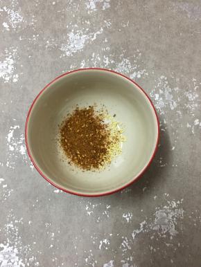 碗里加入盐和鸡精，倒入烧烤粉。