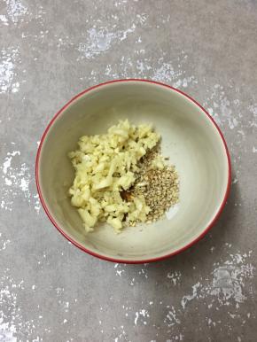 加入蒜末和白芝麻。