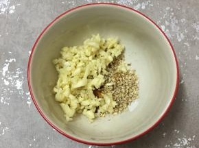 加入蒜末和白芝麻。