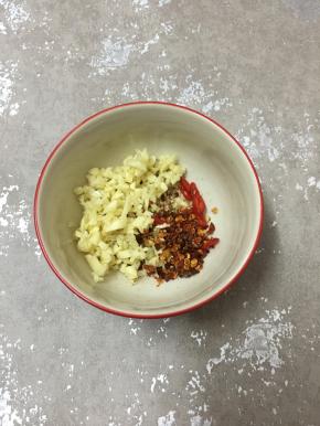 加入辣椒面和小米椒。