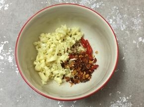 加入辣椒面和小米椒。