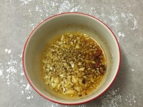 浇入热油。
