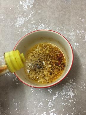 加入酱油，用筷子搅拌均匀。