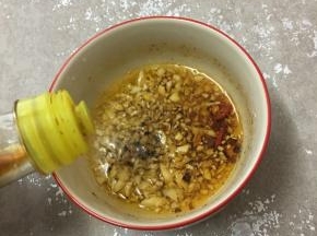 加入酱油，用筷子搅拌均匀。