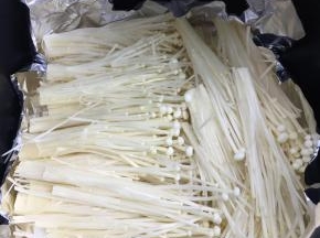 空气炸锅提前200度预热10分钟，铺上锡纸，放入洗净沥干水分的金针菇。