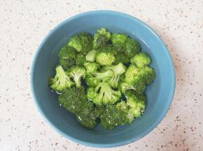 西兰花切成小朵洗干净，用开水烫几分钟。 