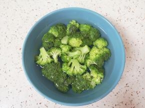 西兰花切成小朵洗干净，用开水烫几分钟。 