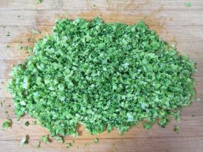 捞出控一下水分切成碎末。 