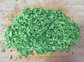 捞出控一下水分切成碎末。 
