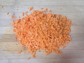 胡萝卜去皮洗干净，切成碎末。 