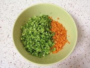 切好的西兰花和胡萝卜碎末一起放入大碗里。 