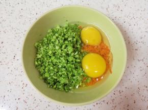 磕入两个鸡蛋。 