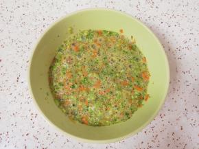 加入轻盐酱油搅拌均匀。