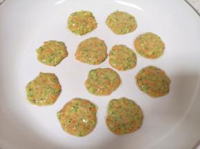 平底锅烧热刷上一层橄榄油，用小勺子舀一勺蔬菜糊放入锅里，用勺子底部整平。
