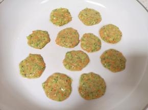 平底锅烧热刷上一层橄榄油，用小勺子舀一勺蔬菜糊放入锅里，用勺子底部整平。
