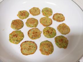 中小火煎至两面金黄，蔬菜小饼就做好了。 