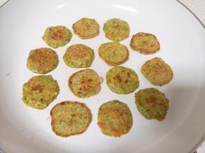 中小火煎至两面金黄，蔬菜小饼就做好了。 