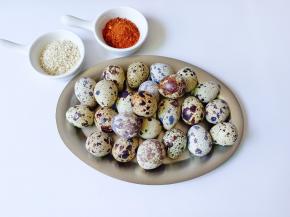 准备好鹌鹑蛋，芝麻，烤肉料。