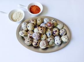 准备好鹌鹑蛋，芝麻，烤肉料。