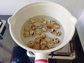 鹌鹑蛋冷水下锅，水开后转中火煮5分钟【大火煮容易把鹌鹑蛋煮破壳】