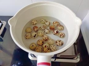鹌鹑蛋冷水下锅，水开后转中火煮5分钟【大火煮容易把鹌鹑蛋煮破壳】