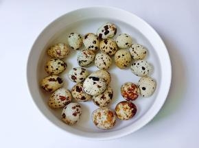 煮好的鹌鹑蛋过两遍冷水，再放冷水浸泡2分钟【过水后的鹌鹑蛋轻轻松松就剥壳】