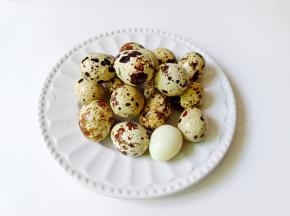 把每个鹌鹑蛋放台面滚一圈。