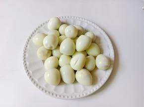 把每个鹌鹑蛋划三下【划一下鹌鹑蛋，烤的时候不会爆开】