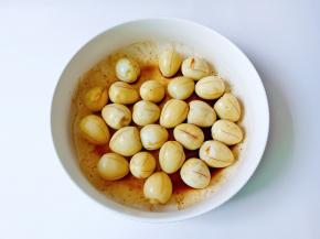 两勺食用油，拌均匀即可。