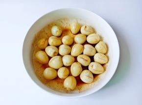 两勺食用油，拌均匀即可。