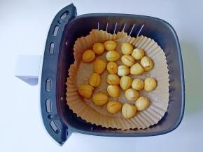 把鹌鹑蛋放炸篮里。