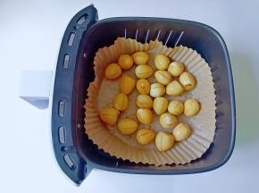 把鹌鹑蛋放炸篮里。