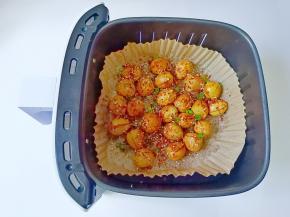 撒上烤肉料，芝麻继续烤2分钟即可。