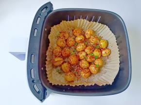 撒上烤肉料，芝麻继续烤2分钟即可。