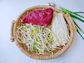 准备牛肉，金针菇，豆芽。