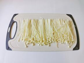 金针菇前面位置切去，再清洗干净备用。