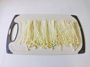 金针菇前面位置切去，再清洗干净备用。