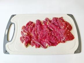 牛肉横着切成薄片。