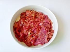 抓拌均匀，腌制入味。